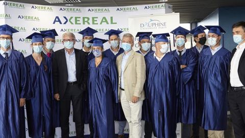 Les 14 jeunes agriculteurs adhérents d’Axéréal ayant suivi un cursus de formation à l’université Dauphine, en compagnie de Jean-François Loiseau (à g.) et Paul-Yves L’Anthoën (à dr.), président et DG du groupe coopératif. © Moncaramel Paris